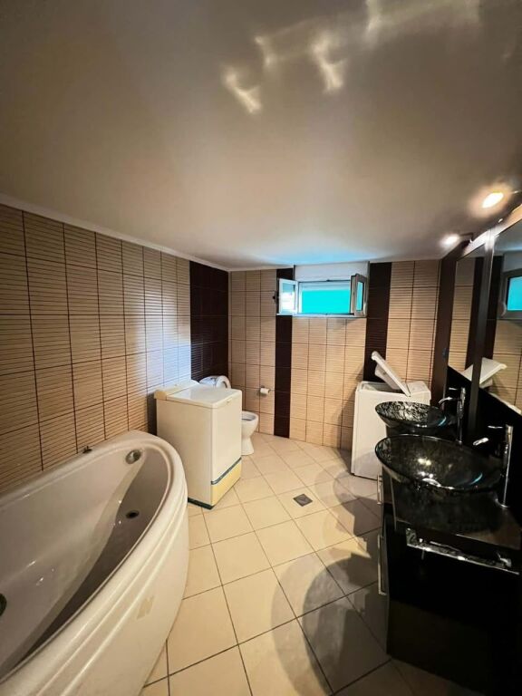 Apartament me qera 2+1 Komuna e Parisit