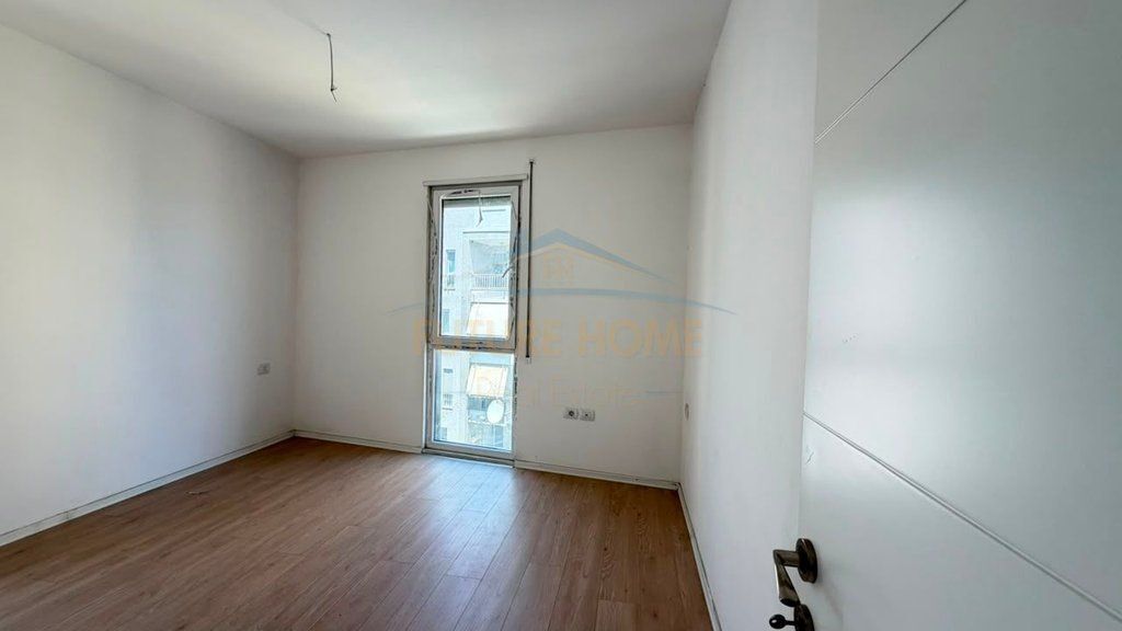 Shitet,Apartament 2+1+2+Post parkimi, Ish Parku i Autobuzave, Tirane