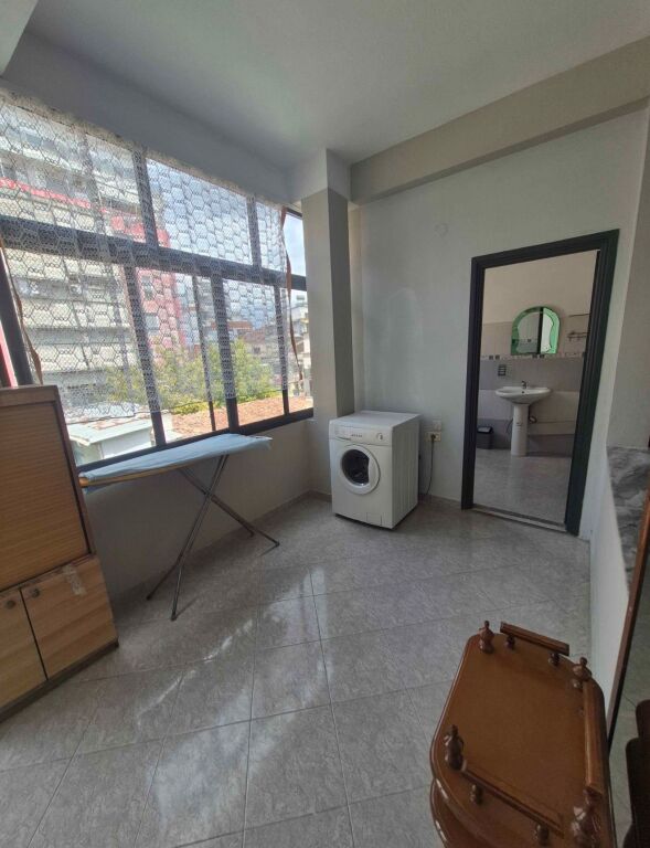 Jepet   2 Hyrje Apartament  ne Vile  2+1 me Qera Mine Peza  prane Prokurorise