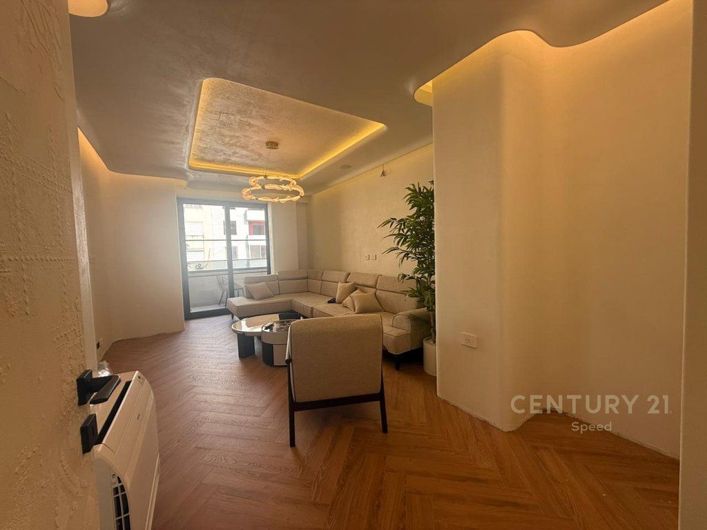 Në Unazën e Re ofrohet për shitje një apartament modern 2+1+2!