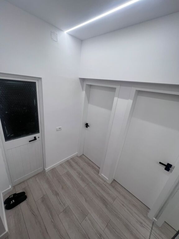 **Apartament 1+1 me Qira pranë Kryqëzimit të 21 Dhjetorit**