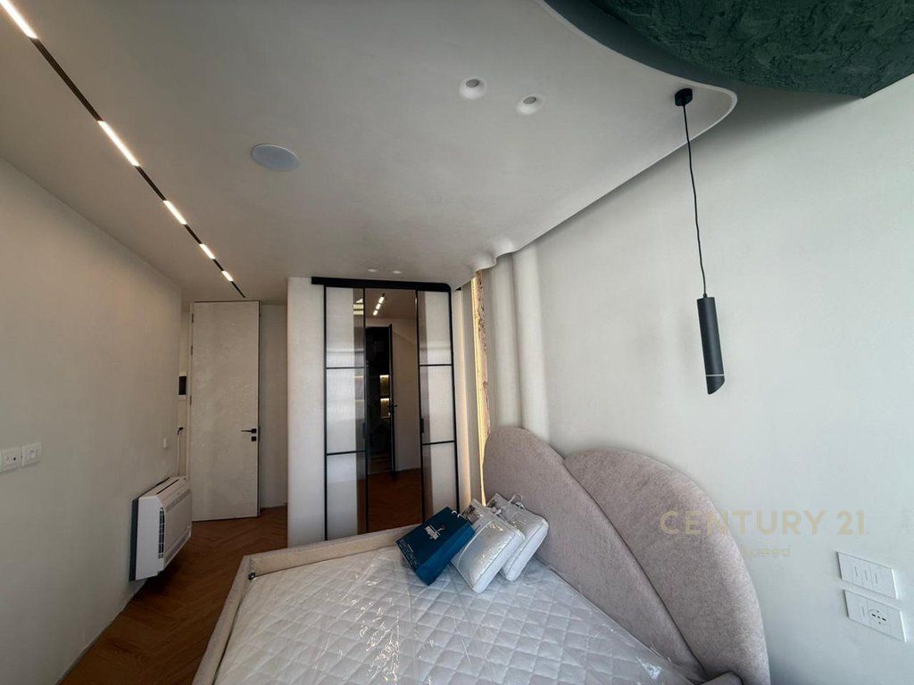 Në Unazën e Re ofrohet për shitje një apartament modern 2+1+2!