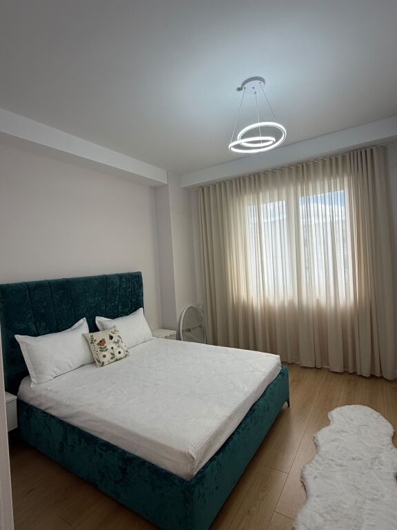 Shitet apartament 2+1 ne Kamez