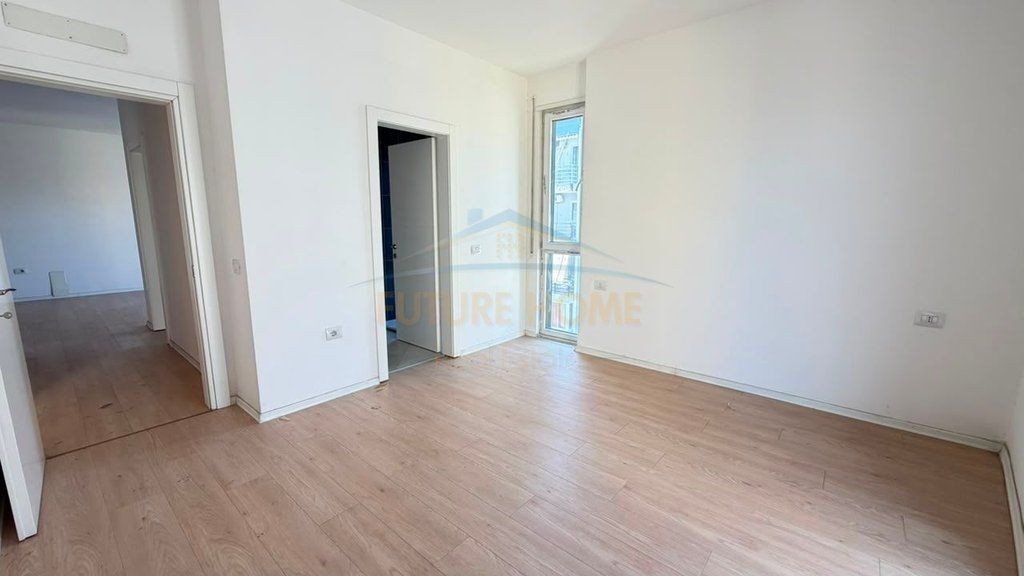 Shitet,Apartament 2+1+2+Post parkimi, Ish Parku i Autobuzave, Tirane
