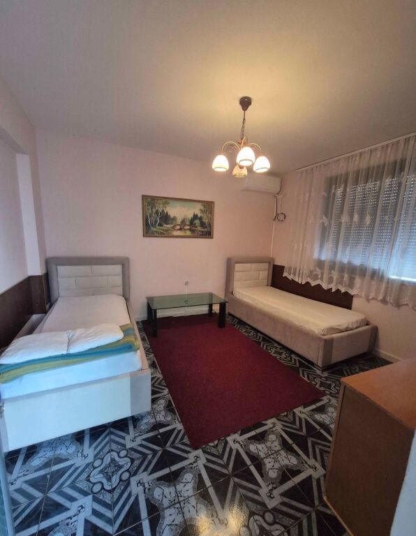 Jepet   2 Hyrje Apartament  ne Vile  2+1 me Qera Mine Peza  prane Prokurorise