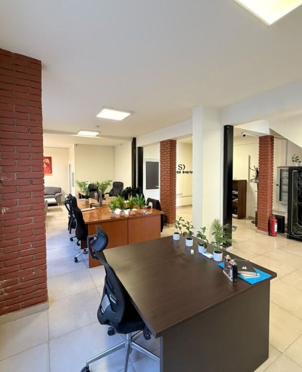 📌 JEPET ME QIRA VILË 3-KATËSHE – BLLOK