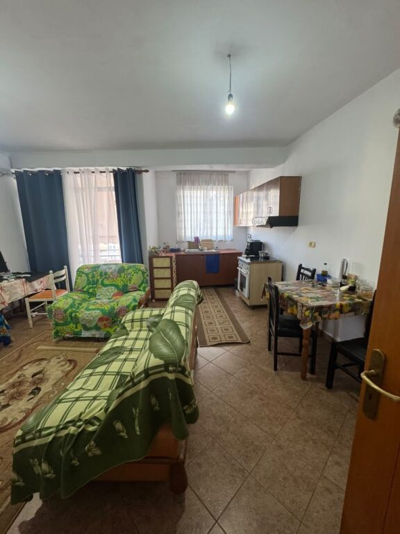 Shitet Apartament 2+1 Unaza Re