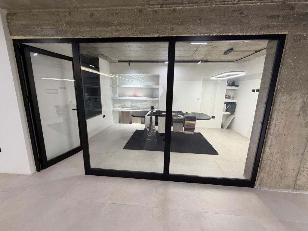 Ambjent per zyre,100 m2,liqeni i thate,600 euro