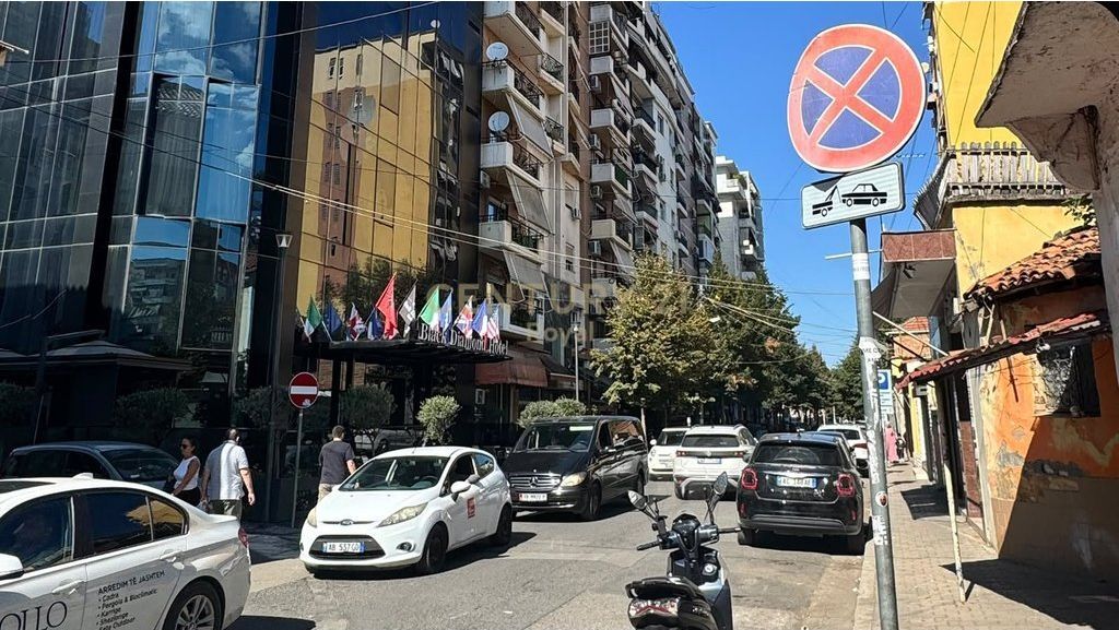 Jepet me qira dyqan 15m2 buze rruges Siri Kodra prane hotelit Black Diamond!
