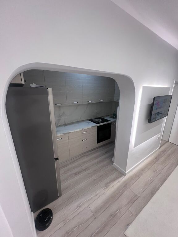 **Apartament 1+1 me Qira pranë Kryqëzimit të 21 Dhjetorit**
