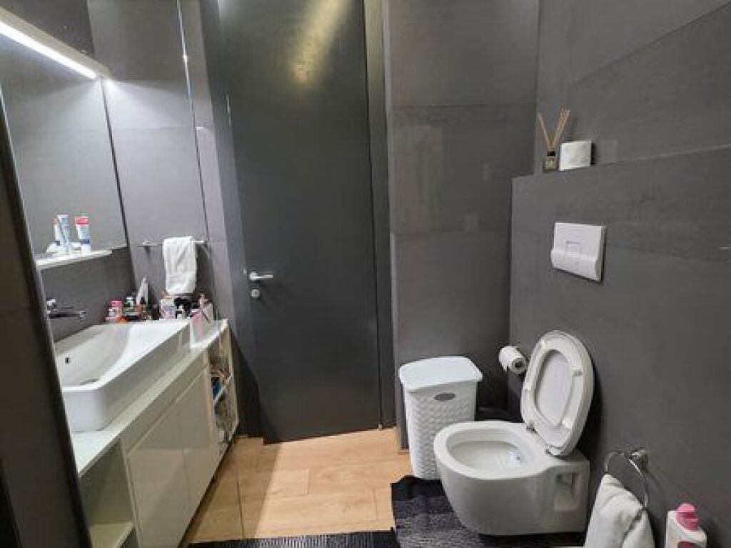 Shitet, Apartament 2+1+2, Kompleksi "Kika 2", Komuna Parisit, Tiranë.