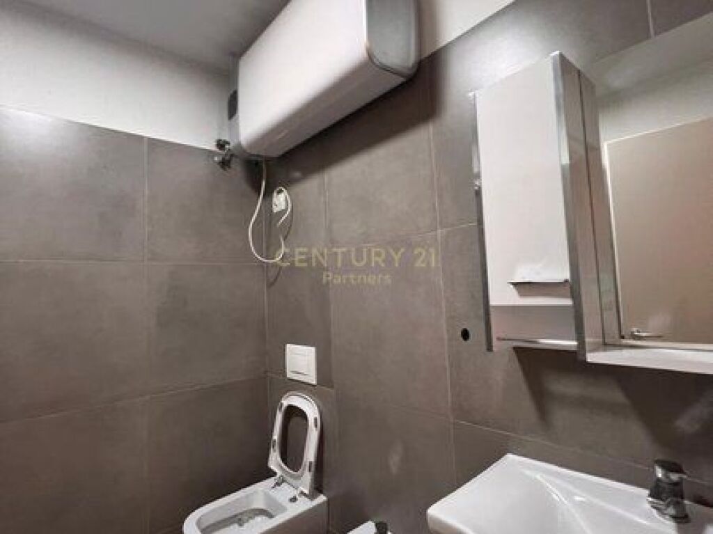 JAPIM ME QIRA ZYRE 115 M2 PRANE BEGA 07, KOMUNA E PARISIT