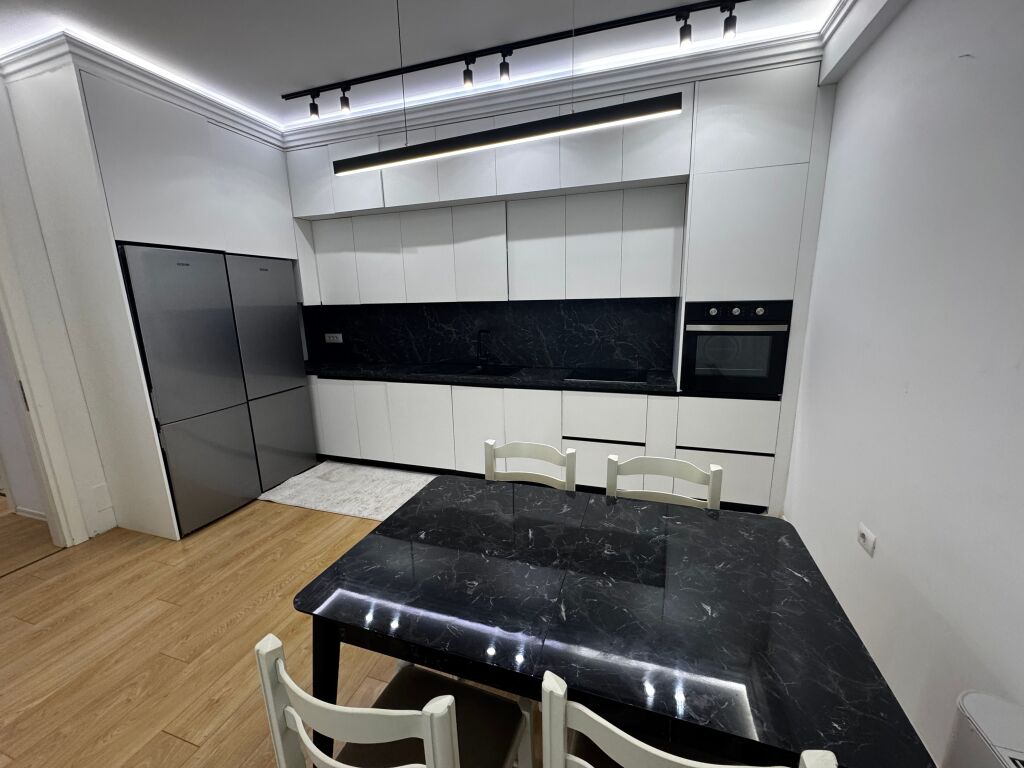 Apartament me qera 3+1 plus post parkimi rruga kosovareve
