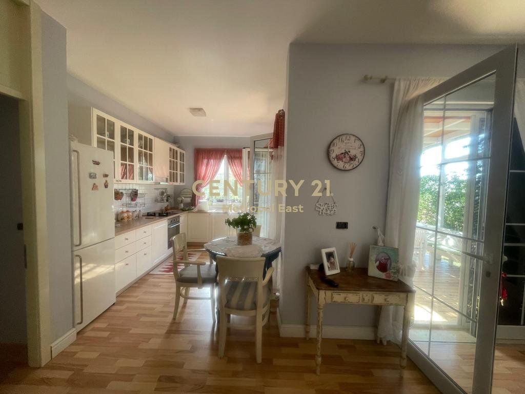 SHITET VILE UNIKE ME PAMJE FANTASTIKE NE ZONEN E FARKES 380,000 € 35,000,000 Lekë