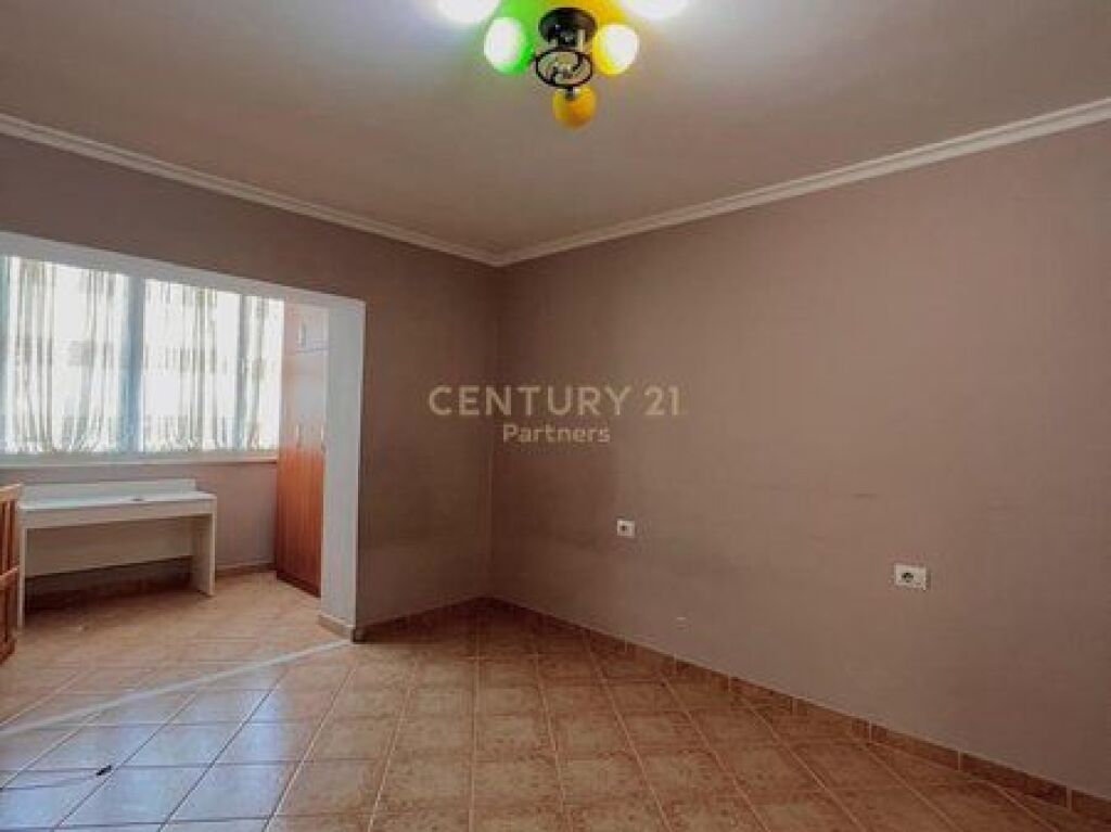 JAPIM ME QIRA ZYRE 115 M2 PRANE BEGA 07, KOMUNA E PARISIT