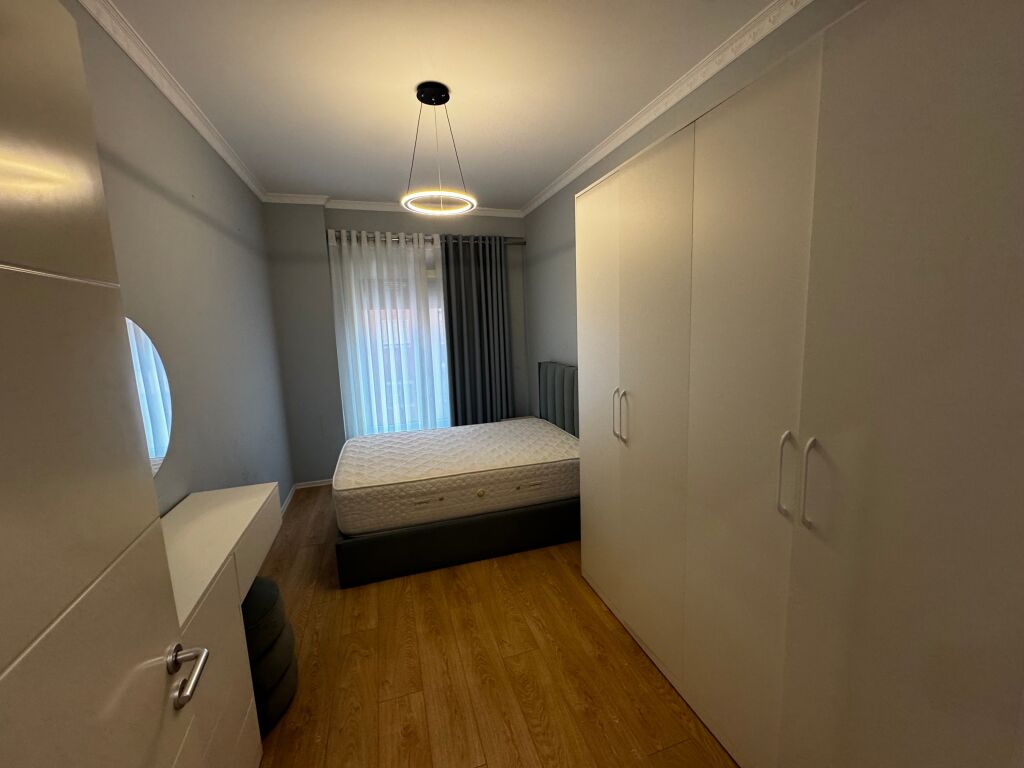 Apartament me qera 3+1 plus post parkimi rruga kosovareve