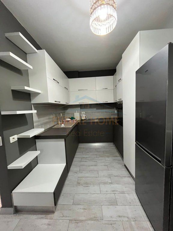 Qera,Apartament 2+1+2+2 Poste Parkimi ,Unaza e Re, Sima Com