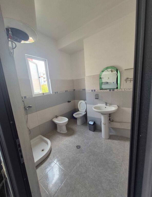 Jepet   2 Hyrje Apartament  ne Vile  2+1 me Qera Mine Peza  prane Prokurorise