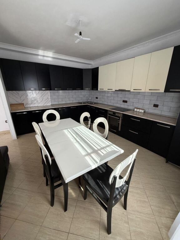 APARTAMENT ME QERA 2+1 VASIL SHANTO 70.000 LEKE FH-95174