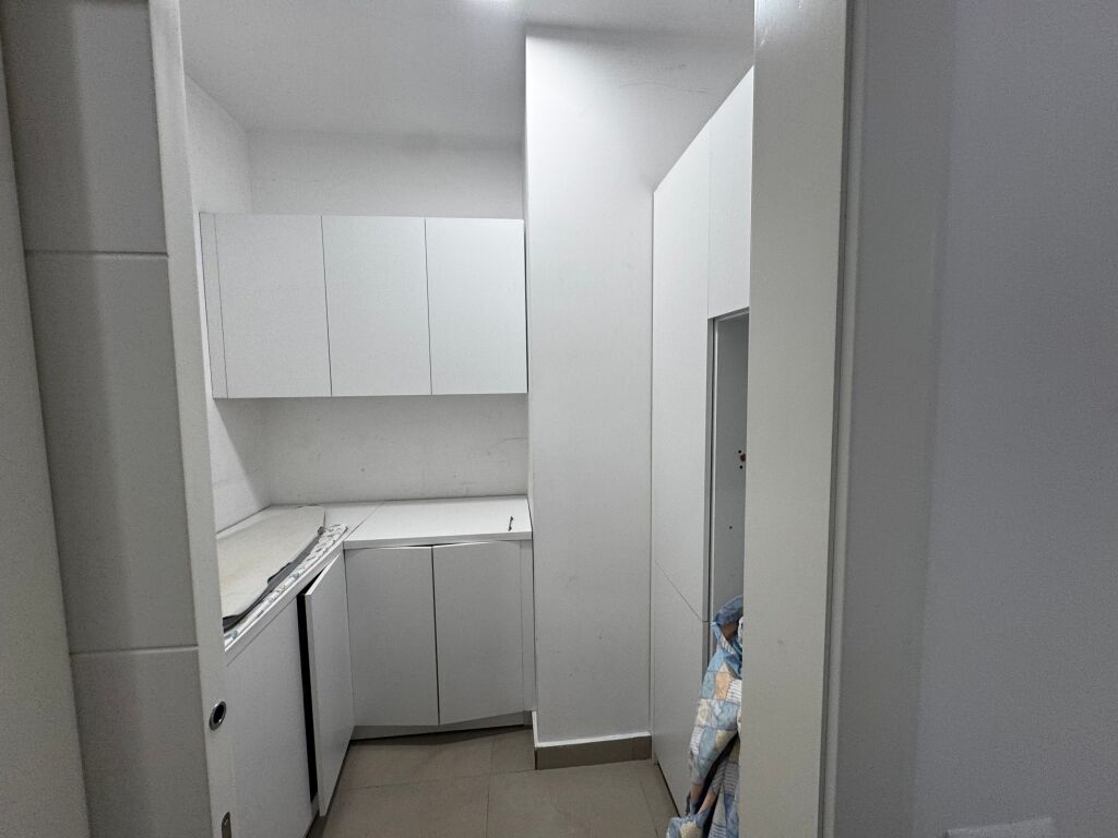 Apartament me qera 3+1 plus post parkimi rruga kosovareve