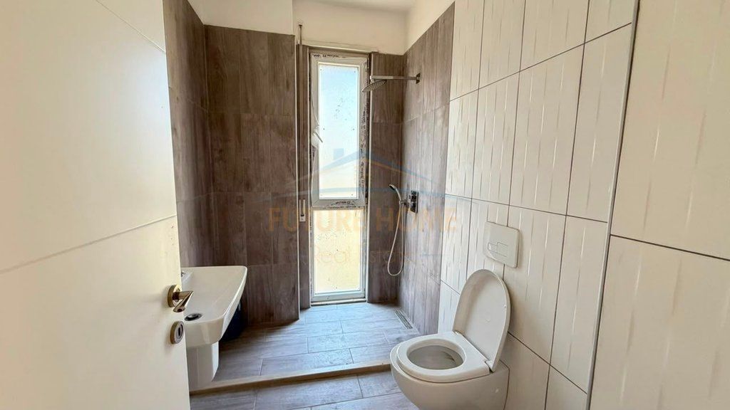 Shitet,Apartament 2+1+2+Post parkimi, Ish Parku i Autobuzave, Tirane