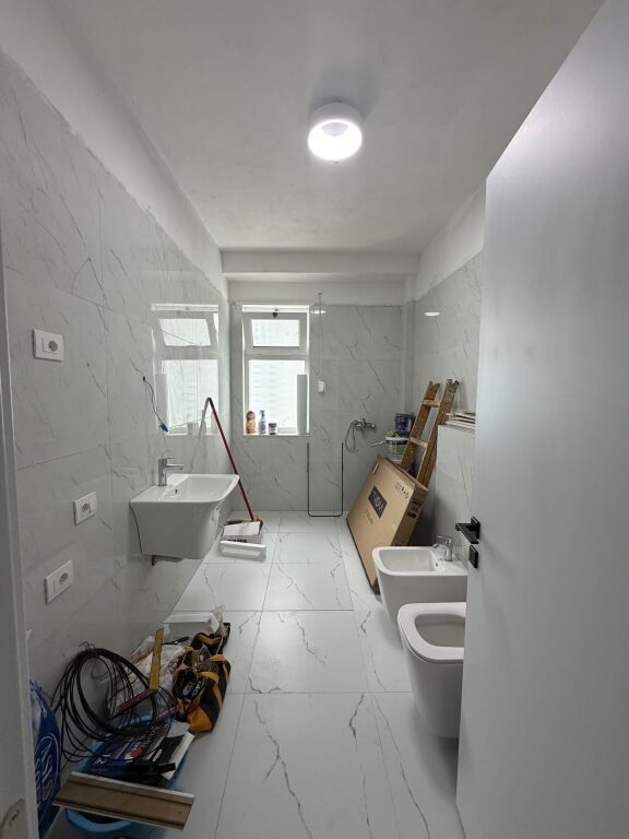 Shitet apartament 2+1 ne Kamez