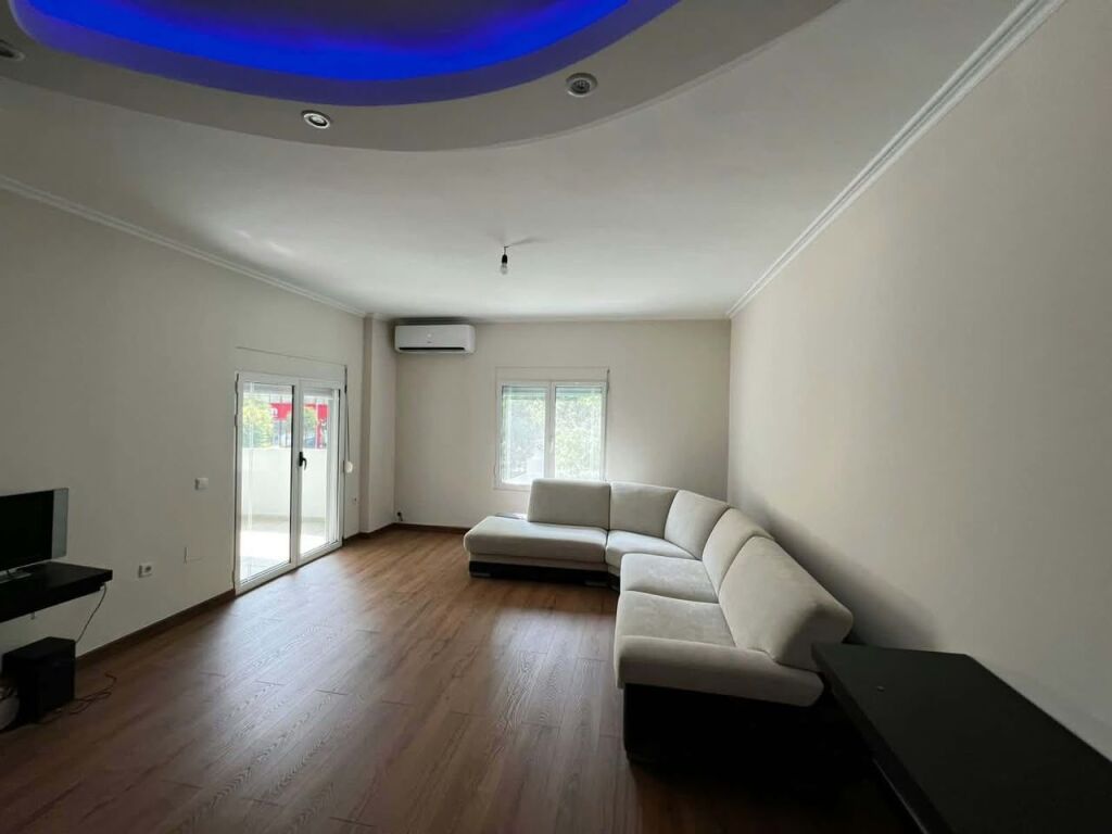 🏠 JEPET ME QIRA – 2+1 | KOMUNA E PARISIT  Jepet me qira apartament 2+1, në Komunën e Parisit, te Pallatet e Arabit, pranë German Computers.  📍 Zonë shumë e preferuar dhe e aksesueshme 🏢 Kati: 1 🛏️ 2+1 💶 Qiraja: 850 € / muaj  