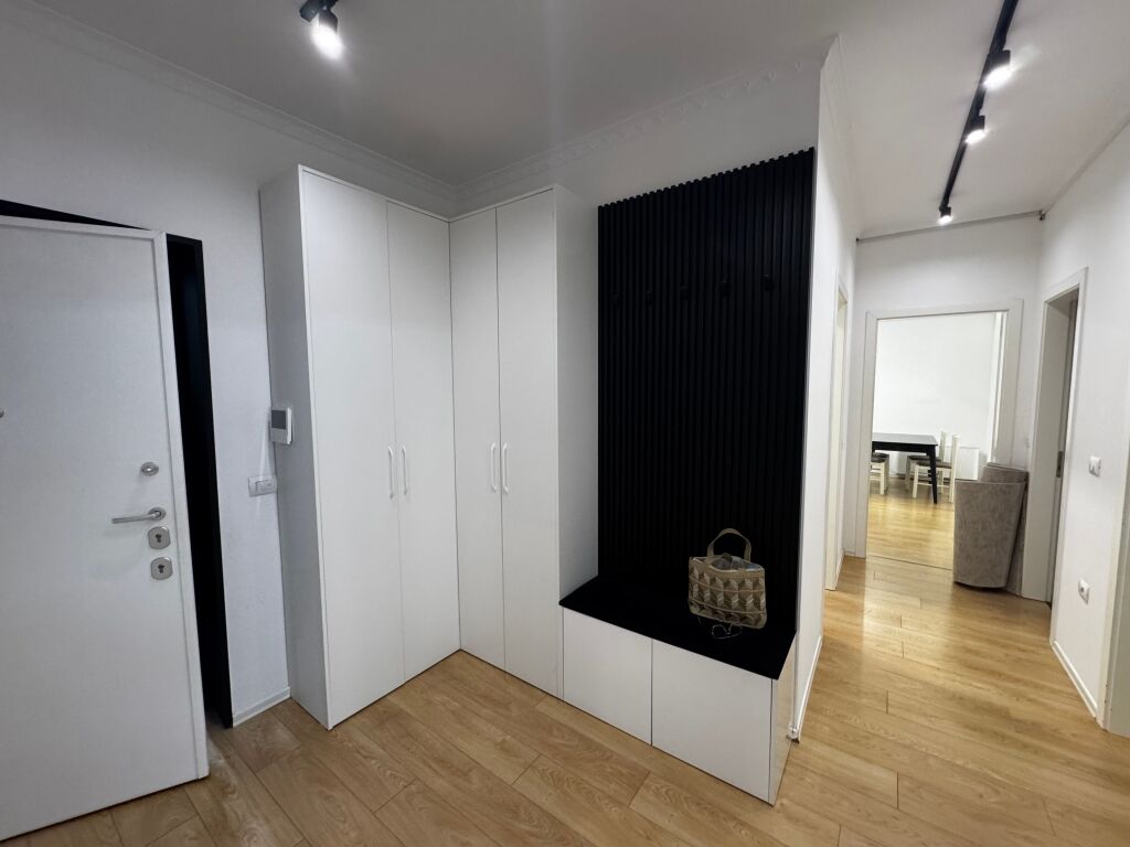 Apartament me qera 3+1 plus post parkimi rruga kosovareve