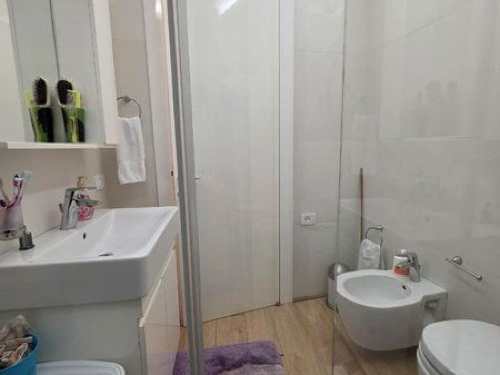 Shitet, Apartament 2+1+2, Kompleksi "Kika 2", Komuna Parisit, Tiranë.