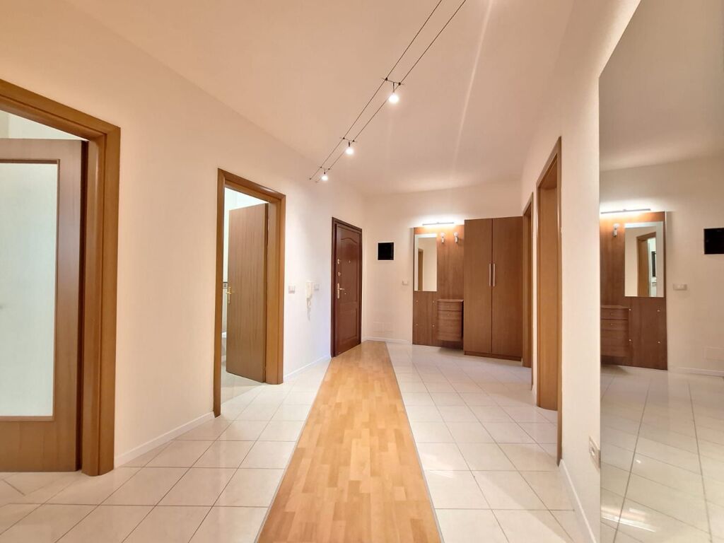 Jepet me qira apartament 2+1 prane RTSH