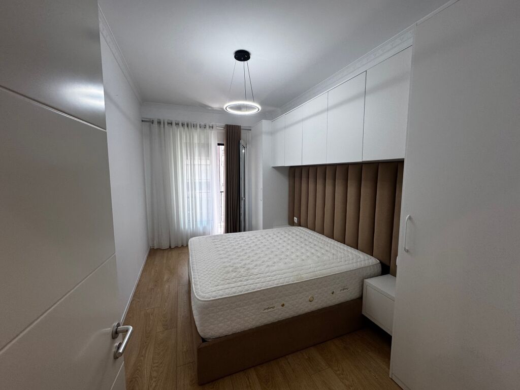 Apartament me qera 3+1 plus post parkimi rruga kosovareve