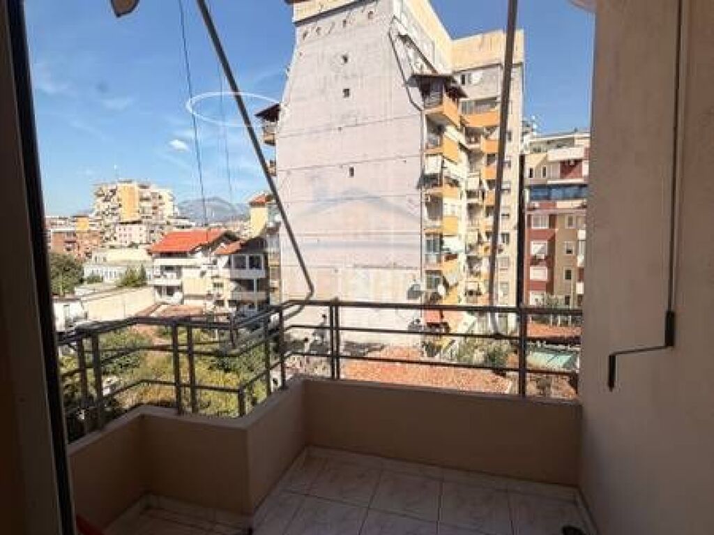 In vendita, Appartamento 1+1, Via delle Barricate, Tirana