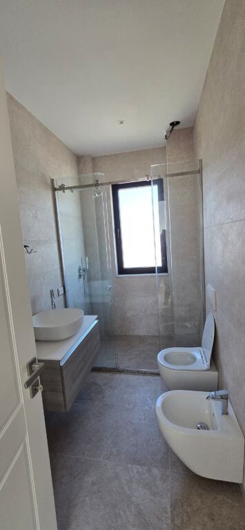 🏡 SHITET VILË 3-KATËSHE ME PISHINË DHE TARRACË – MJULL-BATHORE