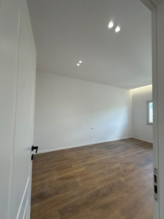 RRUGA BARDHYL, NGJITUR ME GJIMNAZIN "CAJUPI" – SHESIM APARTAMENT 1+1
