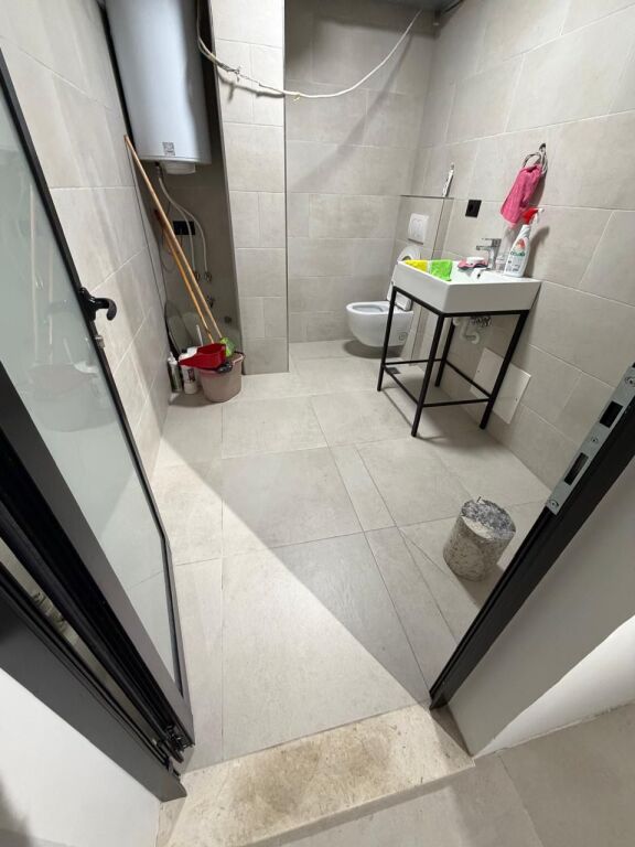 Ambjent per zyre,100 m2,liqeni i thate,600 euro
