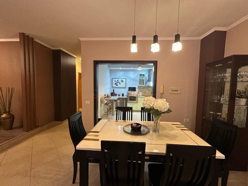 Qira,Apartament 2+1+2,Myslym Shyri,pranë Hotel Europa,Tiranë.