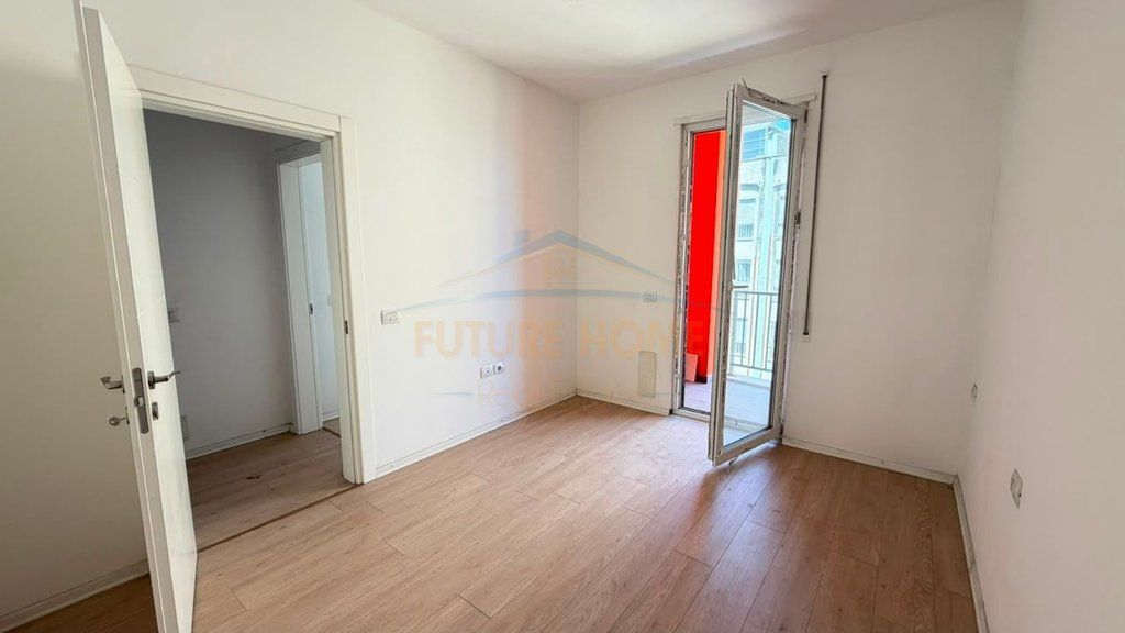 Shitet,Apartament 2+1+2+Post parkimi, Ish Parku i Autobuzave, Tirane