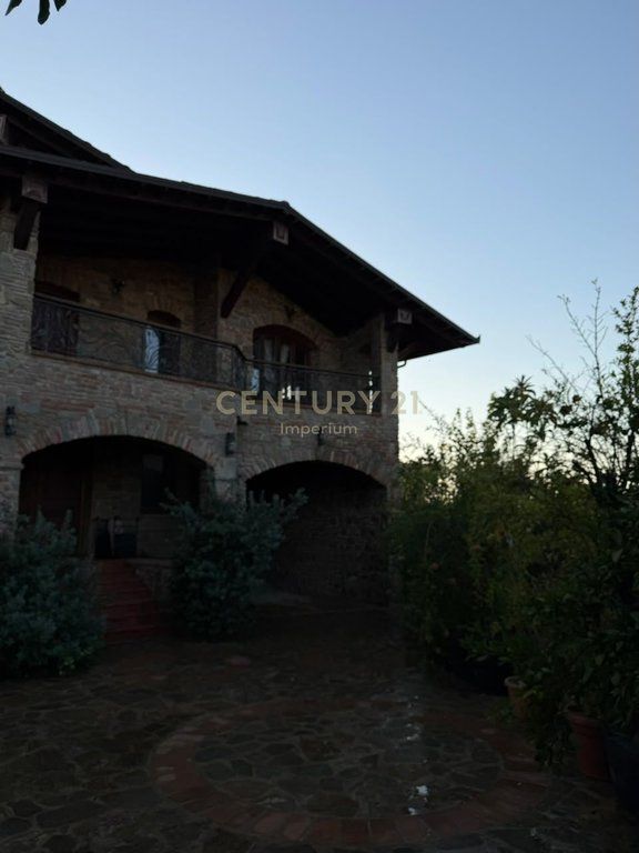 VILË LUKSOZE NË SHITJE – QENDËR, NDROQ 🏡 78,000,000 Lekë
