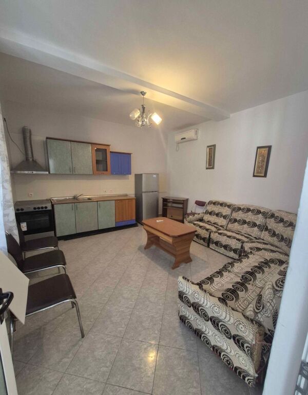 Jepet   2 Hyrje Apartament  ne Vile  2+1 me Qera Mine Peza  prane Prokurorise