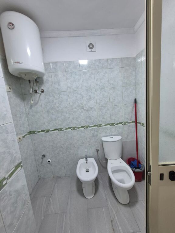 Shitet apartament 2+1+2 tek Fresku , prane Fastfood Mendi .