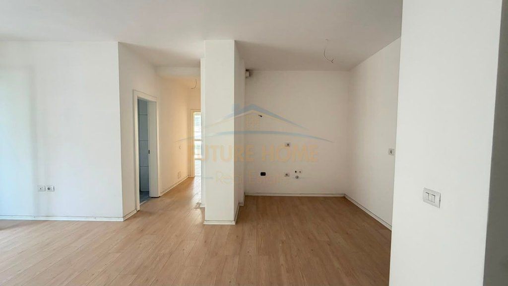 Shitet,Apartament 2+1+2+Post parkimi, Ish Parku i Autobuzave, Tirane