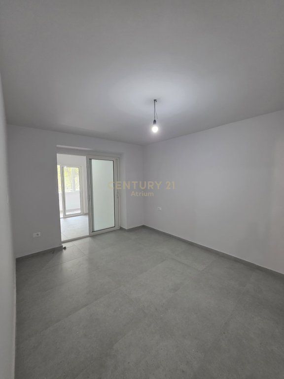 SHITET APARTAMENT PËRBALLË MATERNITETIT TE RI!