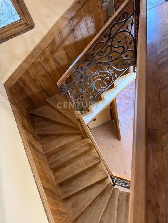 VILË LUKSOZE NË SHITJE – QENDËR, NDROQ 🏡 78,000,000 Lekë