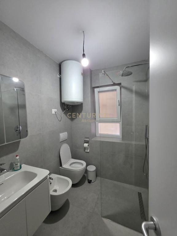 SHITET APARTAMENT PËRBALLË MATERNITETIT TE RI!