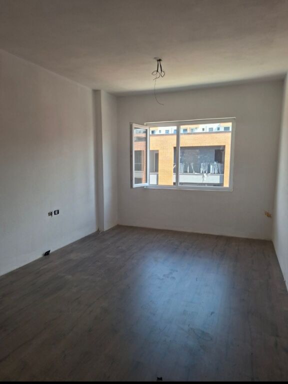 Shitet Apartament 2+1 ne Kamez