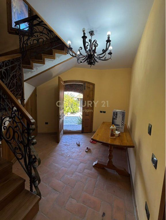 VILË LUKSOZE NË SHITJE – QENDËR, NDROQ 🏡 78,000,000 Lekë