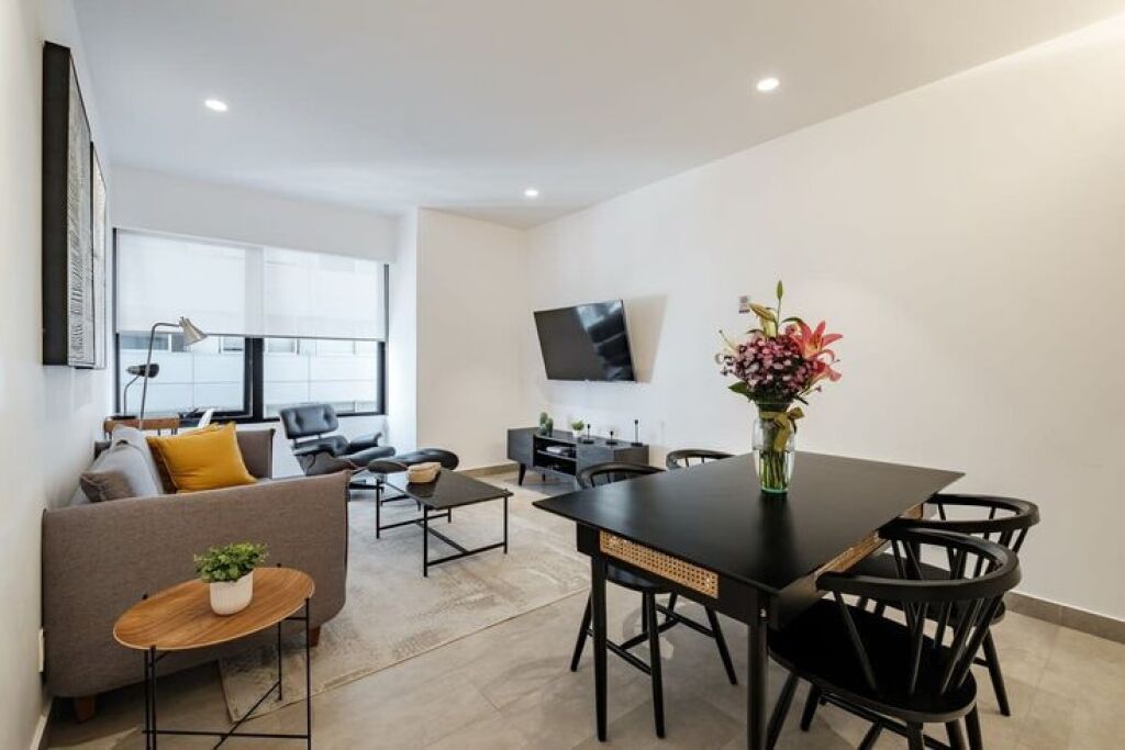 Perball Kopshtit Zologjik, jepet me qera apartament modern 1+1.