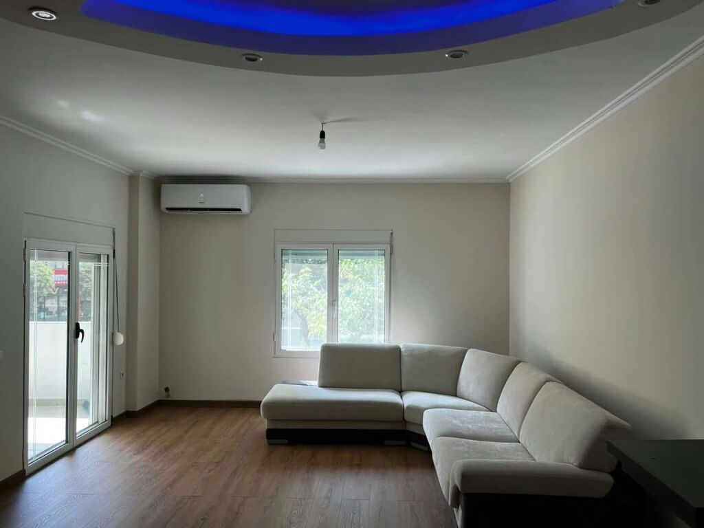 🏠 JEPET ME QIRA – 2+1 | KOMUNA E PARISIT  Jepet me qira apartament 2+1, në Komunën e Parisit, te Pallatet e Arabit, pranë German Computers.  📍 Zonë shumë e preferuar dhe e aksesueshme 🏢 Kati: 1 🛏️ 2+1 💶 Qiraja: 850 € / muaj  