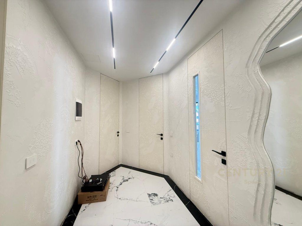 Në Unazën e Re ofrohet për shitje një apartament modern 2+1+2!