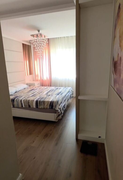 Shitet apartament 2+1+2+Ballkon tek Liqeni i Thate (pa malore) , Kopshti Botanik , Kopshti Zoologjik .